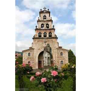 Pelayo 2 - Cangas Iglesia y estatua del rey
